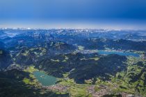 Blick aus der Luft auf die gesamte Region Tegernsee-Schliersee. • © Alpenregion Tegernsee-Schliersee, bodenbender-luftaufnahme.de